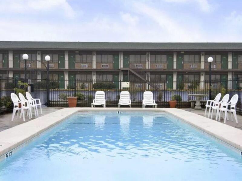 Super 8 By Wyndham Giddings Hotel Exterior photo