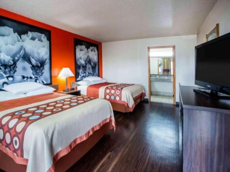 Super 8 By Wyndham Giddings Hotel Exterior photo