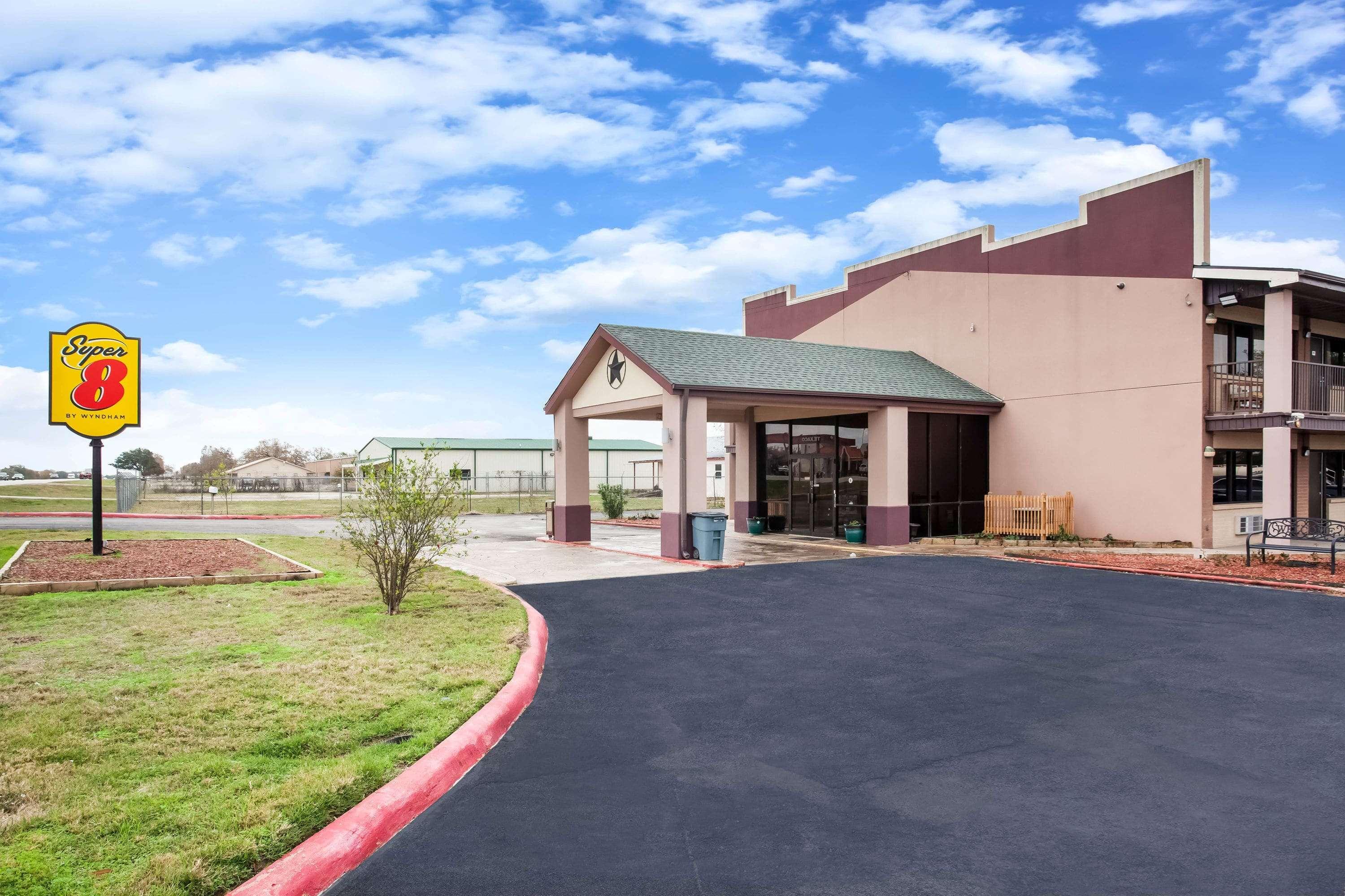 Super 8 By Wyndham Giddings Hotel Exterior photo
