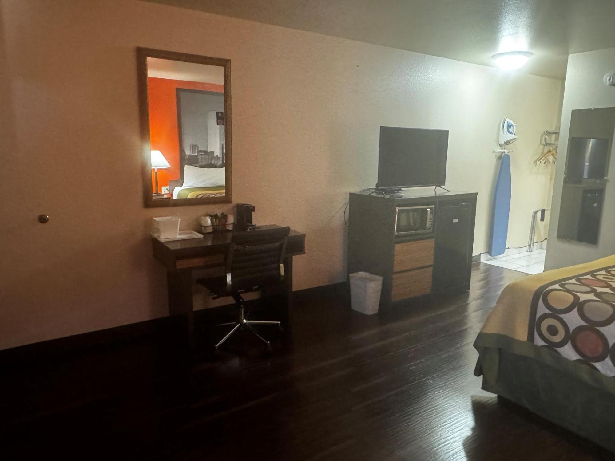 Super 8 By Wyndham Giddings Hotel Exterior photo
